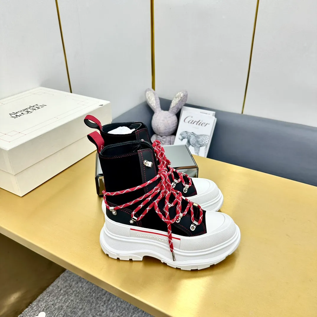 👟👟Ex-factory price 680👟👟 Alexander McQueen's latest thick-soled Martin boots, original 1:1 development, outsole original open-film TPU sole, fabric full-grain cowhide + high mercerized cowhide, lining sheepskin original hardware carabiner bottom height 5cm Size: #35-40 39-45